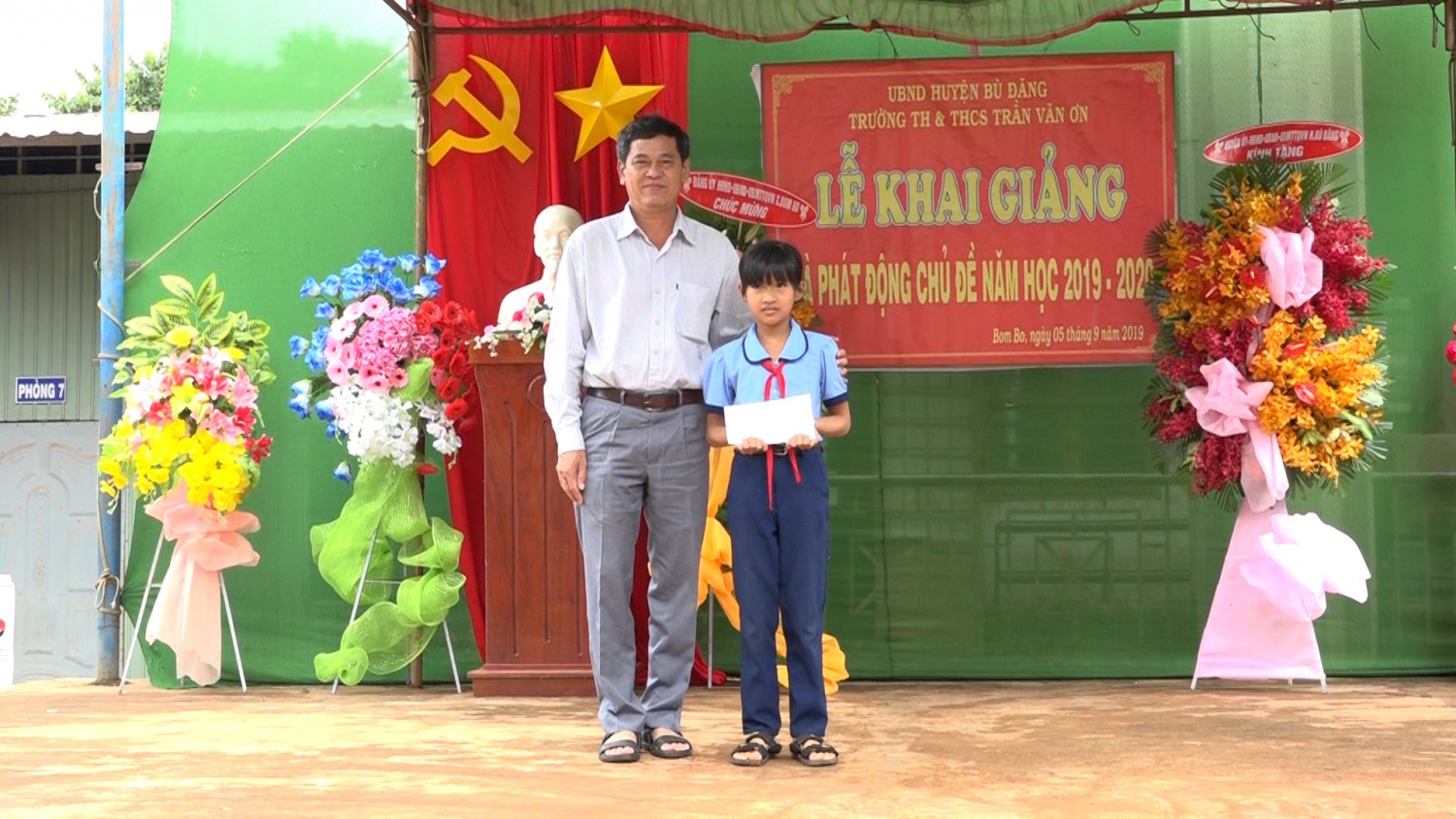 Bí thư huyện ủy Huỳnh Hữu Thiết trao học bổng Tiếp bước đến trường của tỉnh cho học sinh nghèo vượt khó