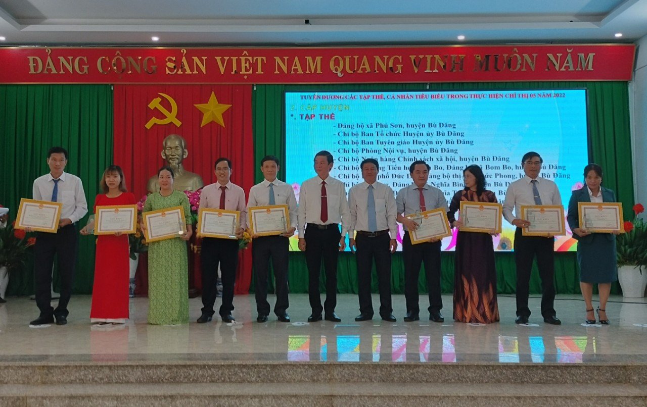 Chi bộ Ngân hàng Chính sách xã hội huyện Bù Đăng: Đẩy mạnh học tập và làm theo tư tưởng, đạo đức, phong cách Hồ Chí Minh