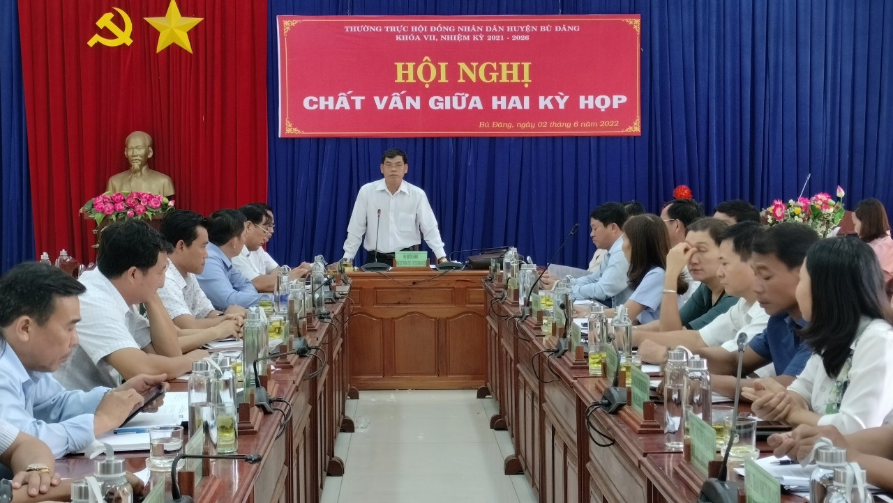 Phó Bí thư Thường trực Huyện uỷ, Chủ tịch HĐND huyện Bù Đăng chủ trì phiên chất vấn