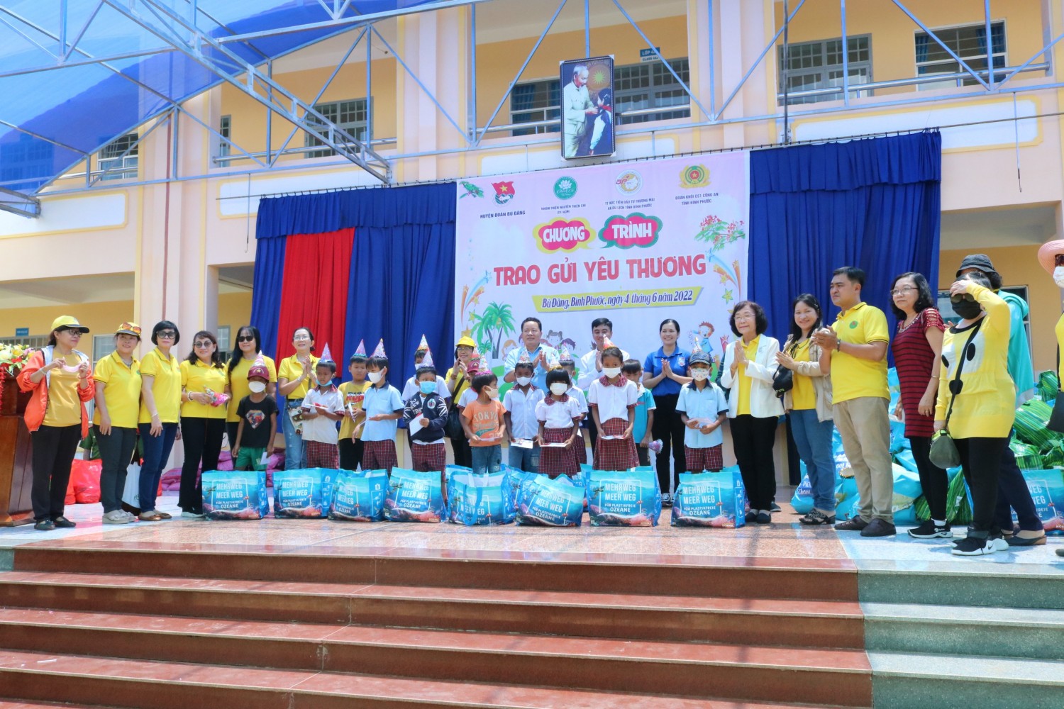 Chương trình “Trao gửi yêu thương” trao tặng 310 phần quà cho hộ nghèo, học sinh vượt khó tại xã Bình Minh