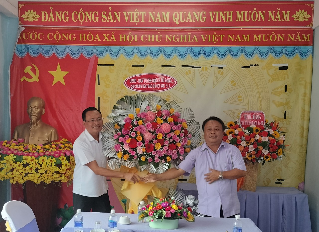 Đ/c UVTV Huyện uỷ, Phó Chủ tịch UBND huyện Nguyễn Văn Lưu tặng hoa chúc mừng