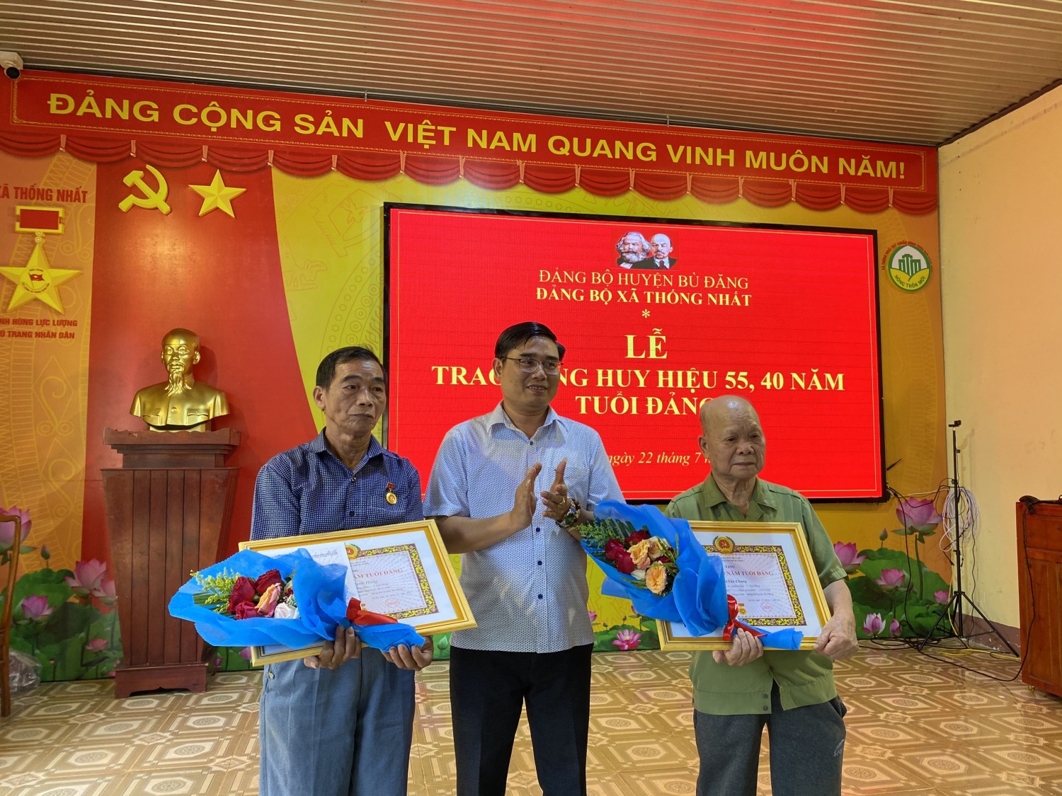 Đảng uỷ xã Thống Nhất trao tặng Huy hiệu Đảng cho đảng viên 40, 55 tuổi đảng