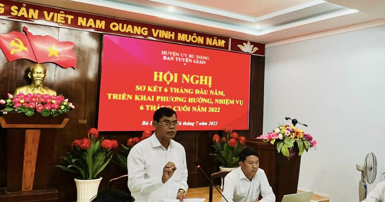 Đồng chí Phó Bí thư Thường trực Huyện uỷ, Chủ tịch HĐND huyện Nguyễn Tấn Hồng phát biểu chỉ đạo hội nghị