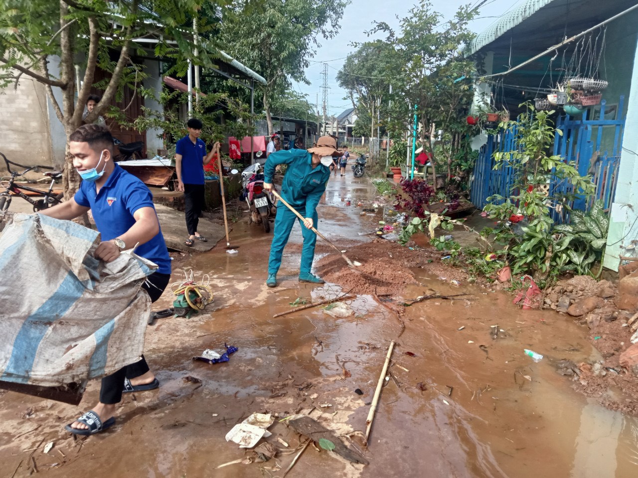 Bình Minh hỗ trợ người dân dọn dẹp sau đợt ngập lụt cục bộ