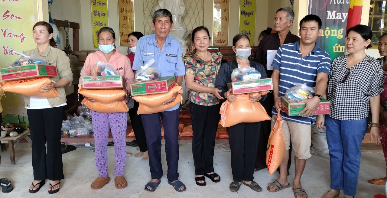Chùa Liên Trì, xã Bom Bo trao tặng 100 phần quà cho bà con nghèo nhân Đại lễ Vu Lan