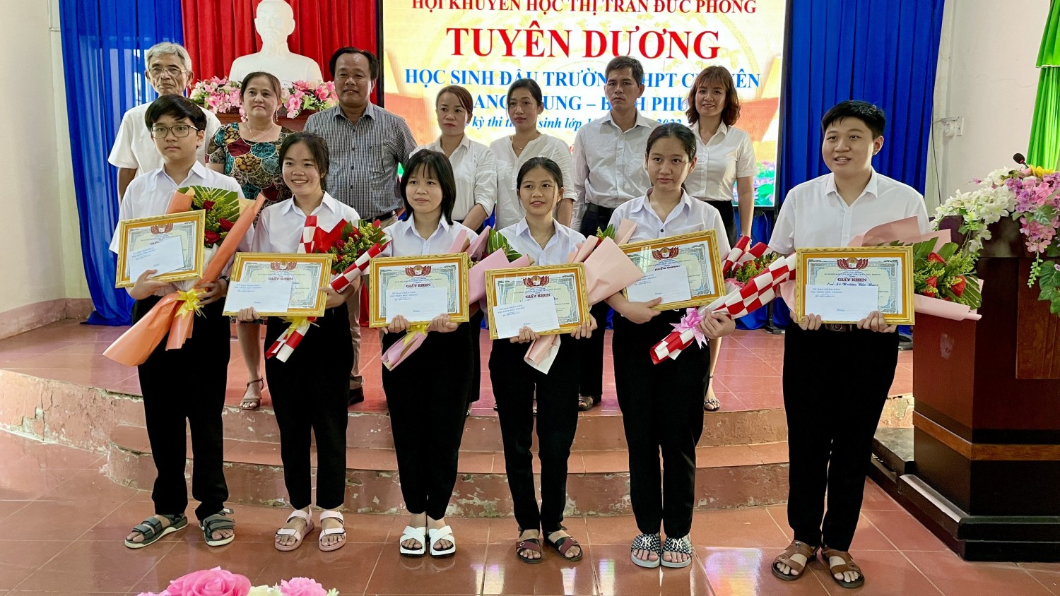 Thị trấn Đức Phong tuyên dương các em học sinh trúng tuyển trường chuyên Quang Trung