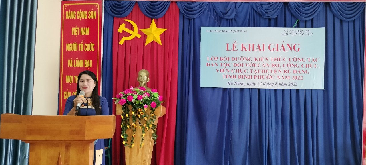 Phó Chủ tịch UBND huyện Thị Diệu Hiền phát biểu khai mạc lớp tập huấn