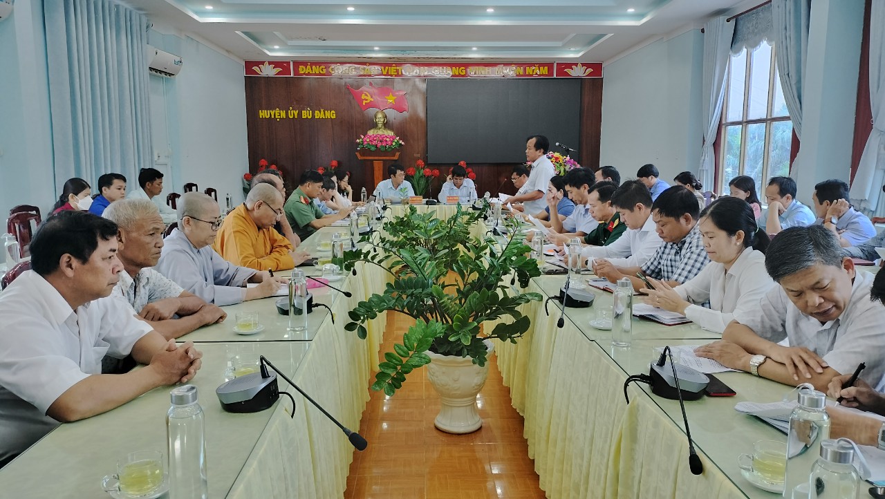 Phó Bí thư Huyện ủy, Chủ tịch HĐND huyện Nguyễn Tấn Hồng chủ trì tiếp và làm việc với đoàn công tác Học viện Chính trị Quốc gia Hồ Chí Minh.