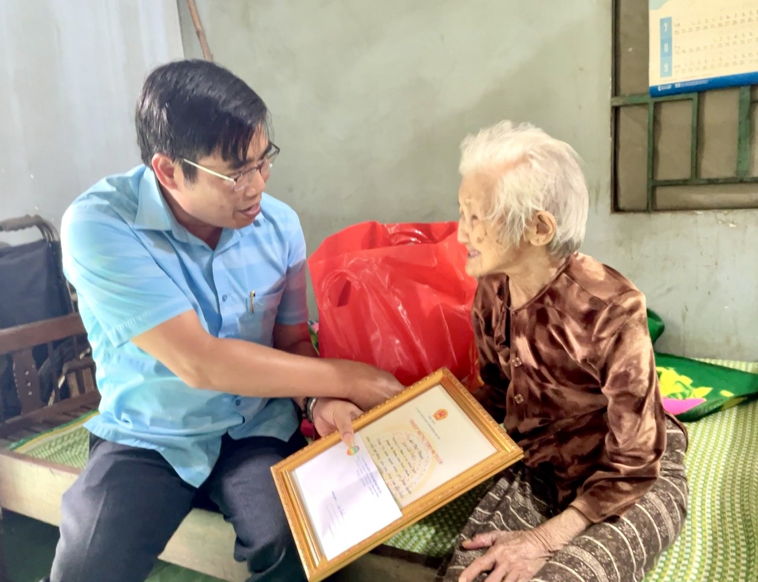 UVTV, Trưởng Ban Tổ chức Huyện uỷ Bùi Ngọc Hân tặng quà, thăm hỏi sức khoẻ cụ Lê Thị Thuý 93 tuổi tại xã Đoàn Kết