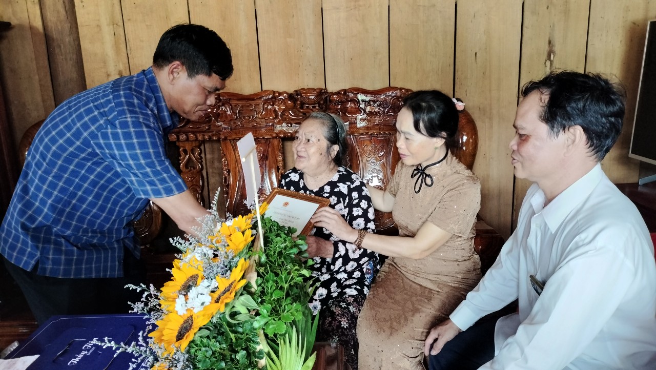 Đoàn công tác  của huyện thăm tặng quà người cao tuổi xã Thọ Sơn