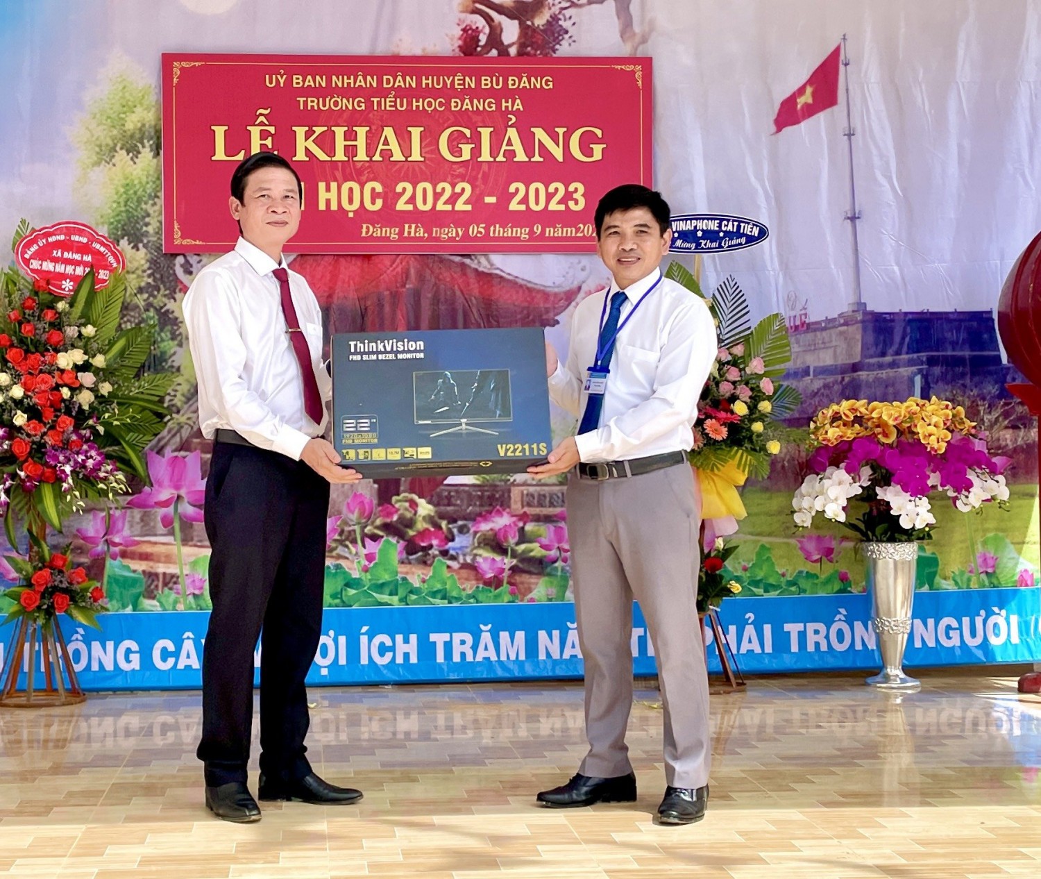 TUV, Bí thư Huyện ủy Bù Đăng Vũ Lương trao tặng máy tính cho trường TH Đăng Hà