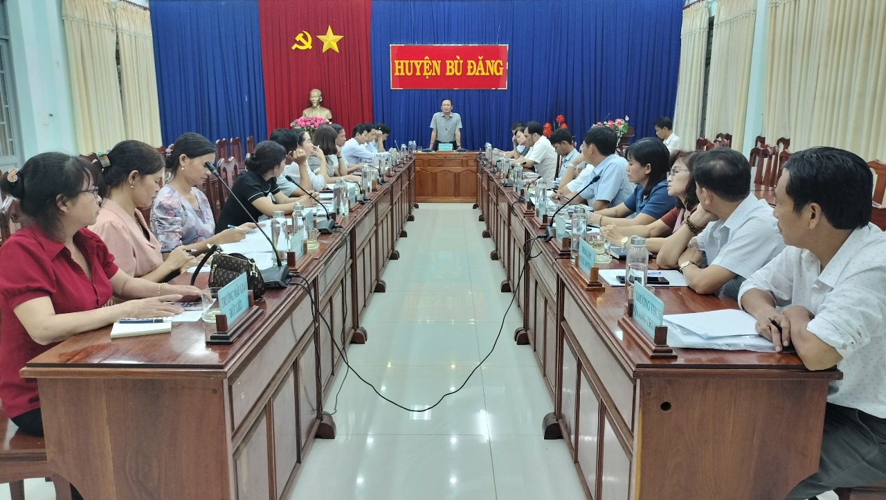 Phó Chủ tịch UBND huyện Nguyễn Văn Lưu chủ trì họp nghe báo cáo về việc thực hiện xây dựng trường đạt chuẩn Quốc gia năm 2022.