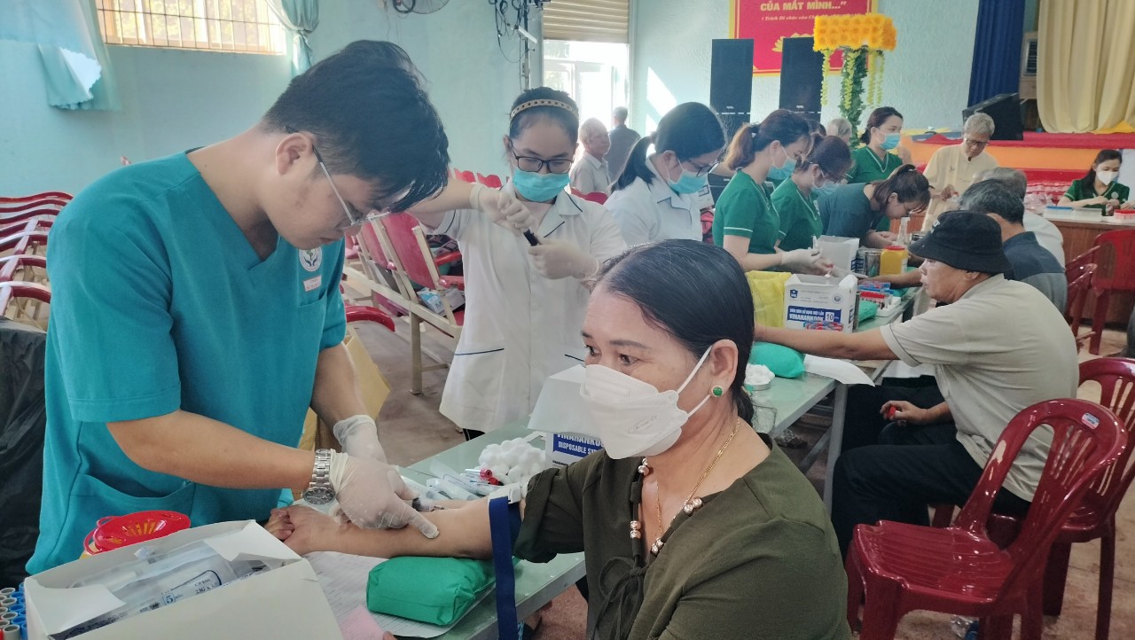 Các Y, Bác sỹ Ban bảo vệ chăm sóc sức khỏe tỉnh Bình Phước khám sàng lọc, lấy máu xét nghiệm cho Cán bộ