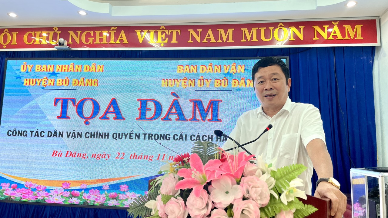 Phó Bí thư, Chủ tịch UBND huyện Trần Thanh Hoà, phát biểu tại buổi toạ đàm