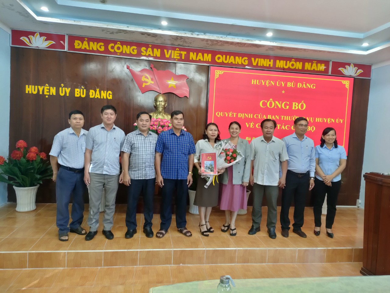 Phó Bí thư Thường trực Huyện uỷ, Chủ tịch HĐND huyện Nguyễn Tấn Hồng cùng các đại biểu tại buổi lễ công bố quyết định