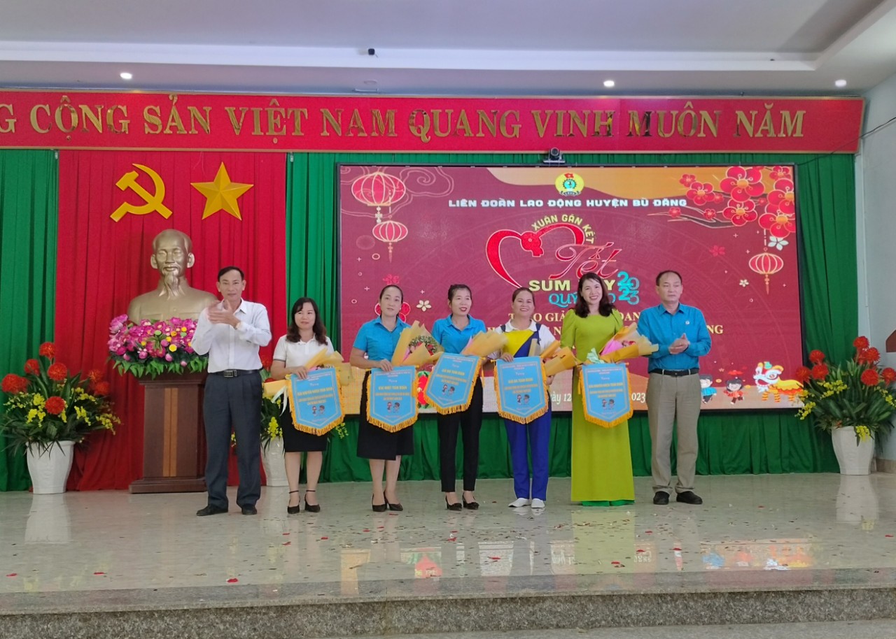 LĐLĐ huyện Bù Đăng  tổ chức “Tết sum vầy, xuân gắn kết” trao giải Liên hoan tiếng hát CNVC huyện Bù Đăng lần thứ 1/2023