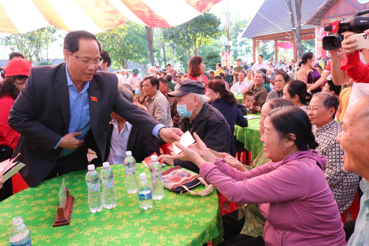  Phó chủ tịch Quốc hội và lãnh đạo tỉnh Bình Phước huyện Bù Đăng tham dự chương trình “Tết Nhân ái” Quý Mão 2023  tại Khu bảo tồn văn hóa dân tộc S’tiêng sóc Bom Bo.