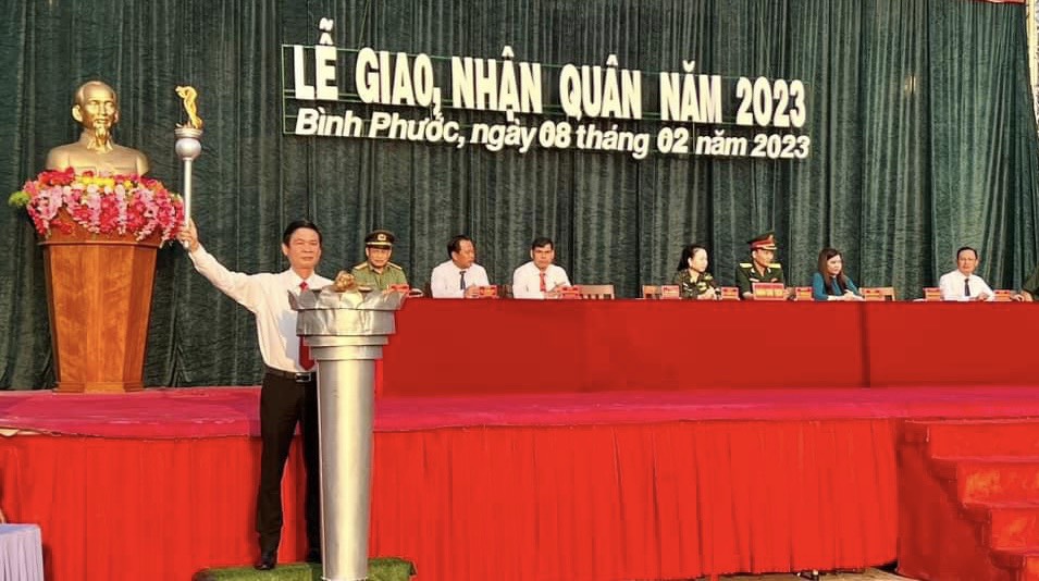 TUV, Bí thư Huyện uỷ Vũ Lương thắp đuốc tại buổi lễ giao quân năm 2023