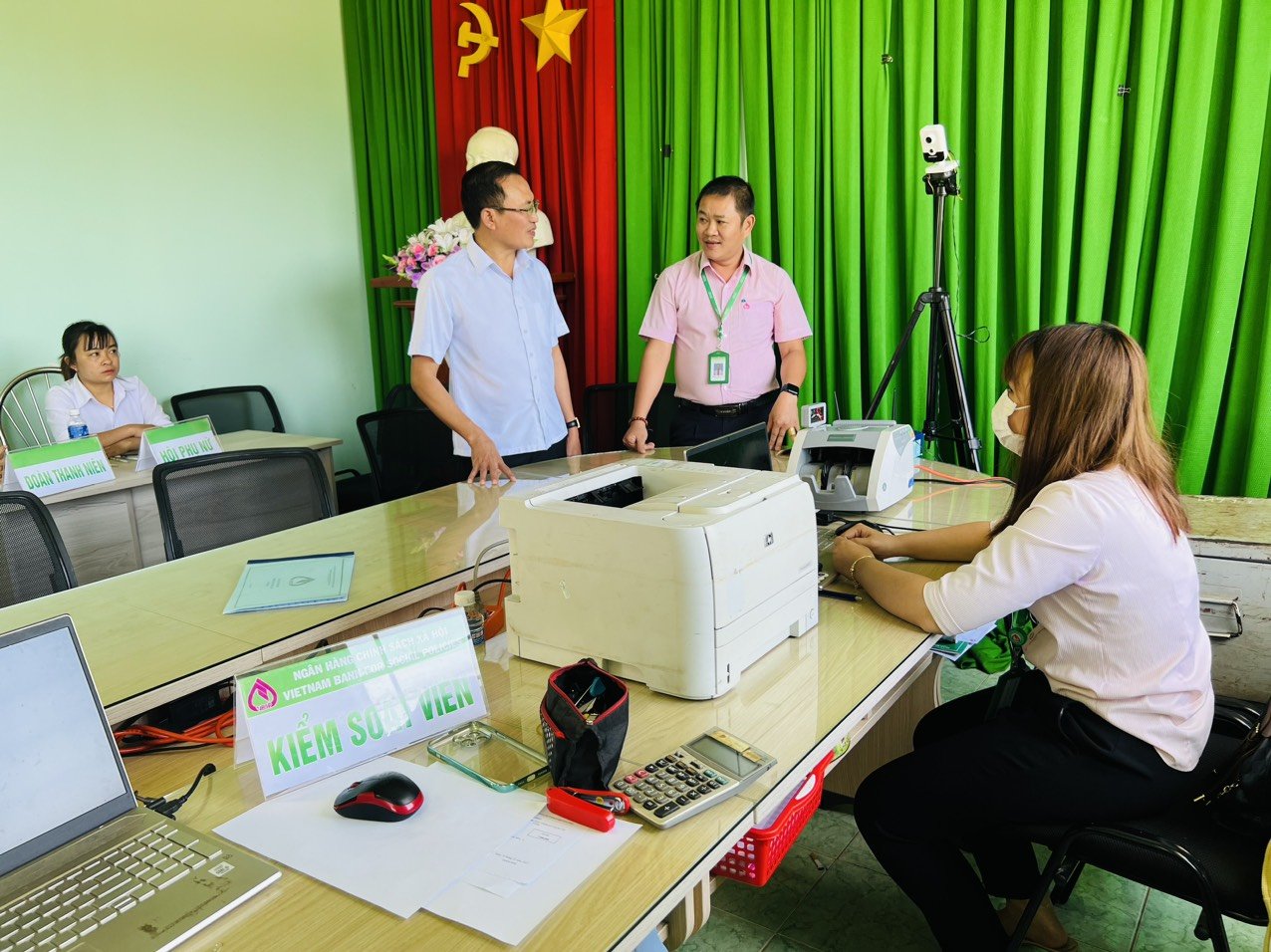 UVTV, Phó Chủ tịch UBND huyện Nguyễn Văn Lưu nắm tình hình hoạt động tại điểm giao dịch Đăng Hà
