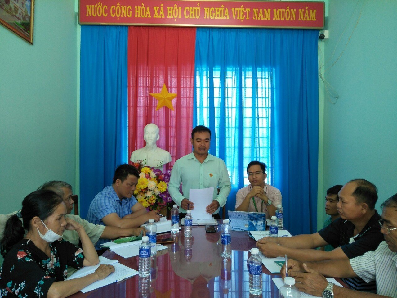 Thành viên Ban Đại diện Ngân hàng Chính sách xã hội huyện kiểm tra, giám sát hoạt động tín dụng chính sách tại xã Đăng Hà