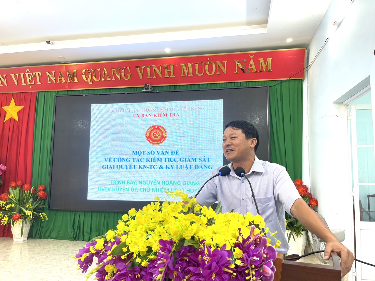 Đồng chí Nguyễn Hoàng Giang - UVTV, Chủ nhiệm UBKT Huyện uỷ, báo cáo viên tại lớp tập huấn