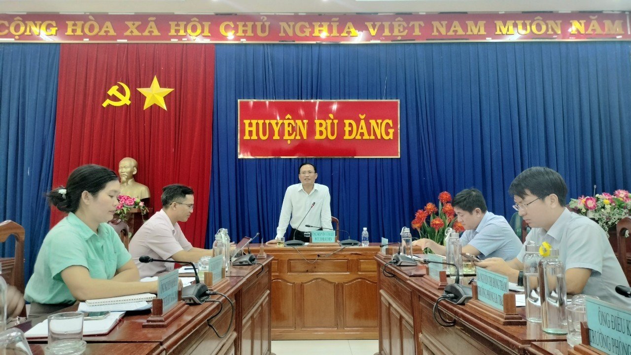UVTV, Phó Chủ tịch UBND huyện, Trưởng Ban đại diện Nguyễn Văn Lưu chủ trì hội nghị giao ban