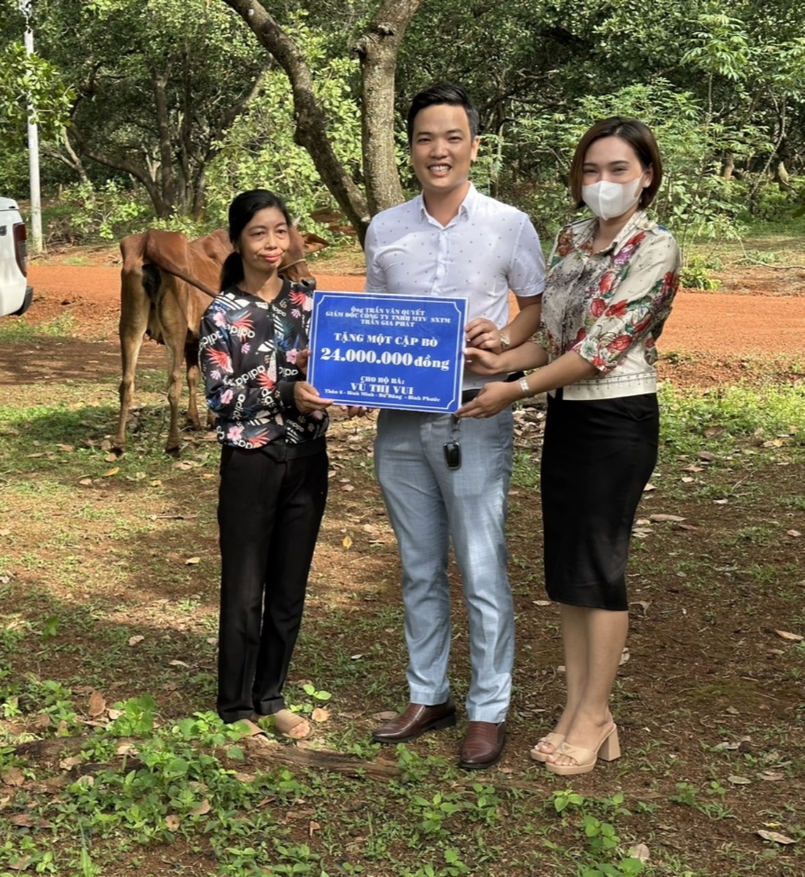 Đại diện Cty TNHH MTV Trần Gia Phát tặng bò giống cho hộ nghèo