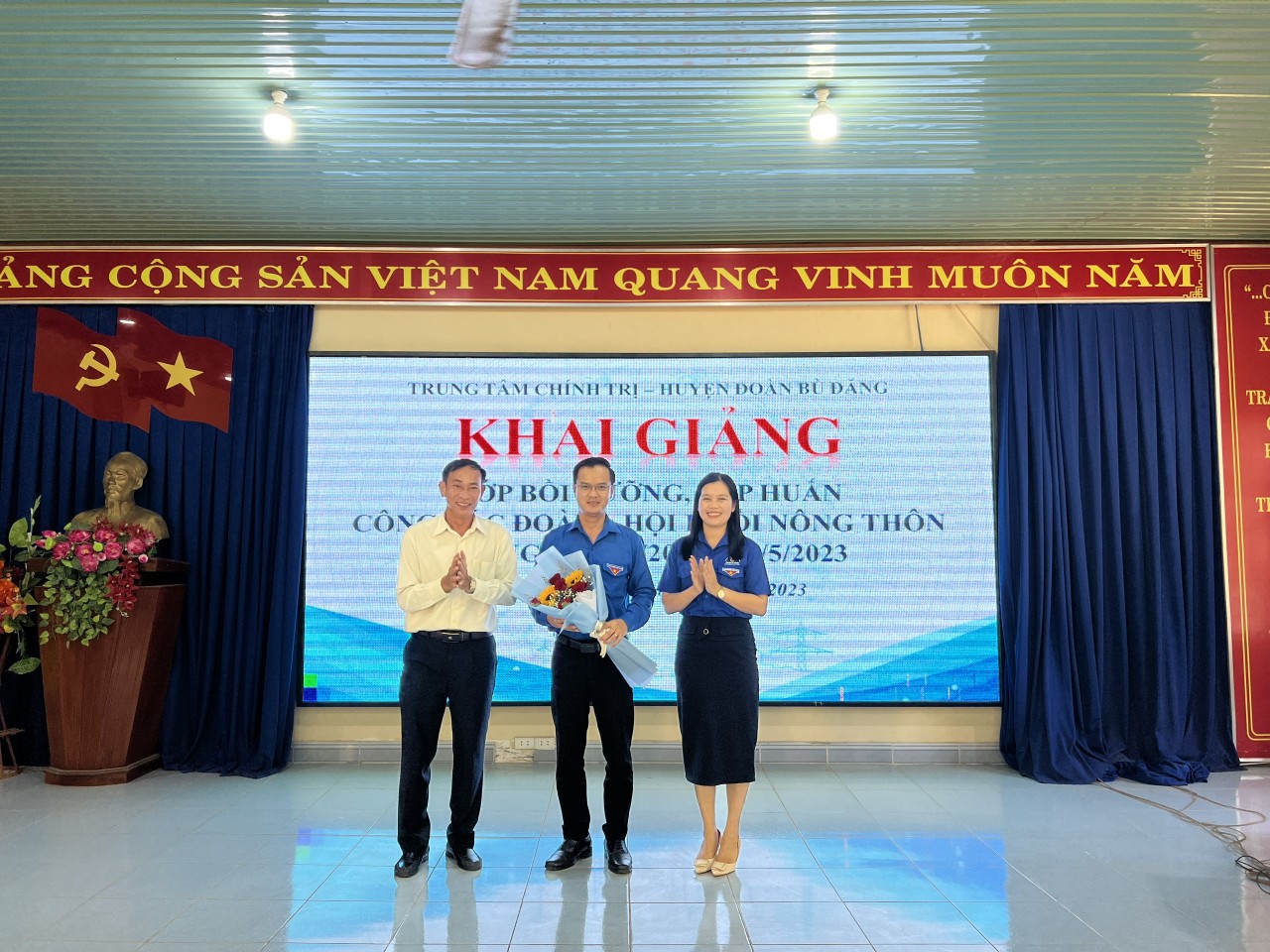 Đ/c Lê Văn Ngọc - UVTV, Trưởng Ban Tuyên giáo kiêm Giám đốc Trung tâm Chính trị trao quyết định cho BQL lớp học