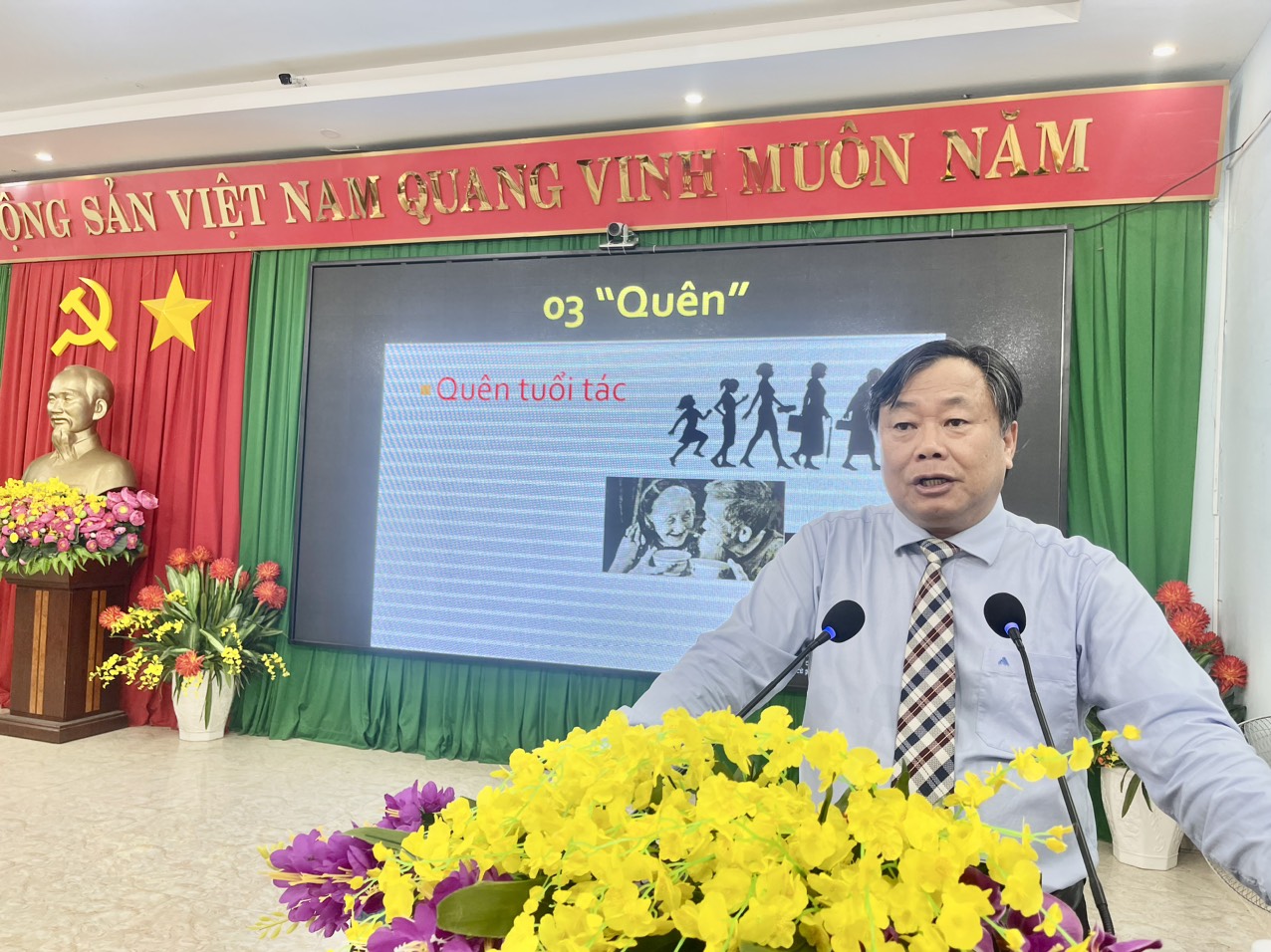 PGS.TS Nguyễn Quốc Dũng - Giám đốc Học viện Chính trị khu vực II, TP.HCM báo cáo viên hội nghị.