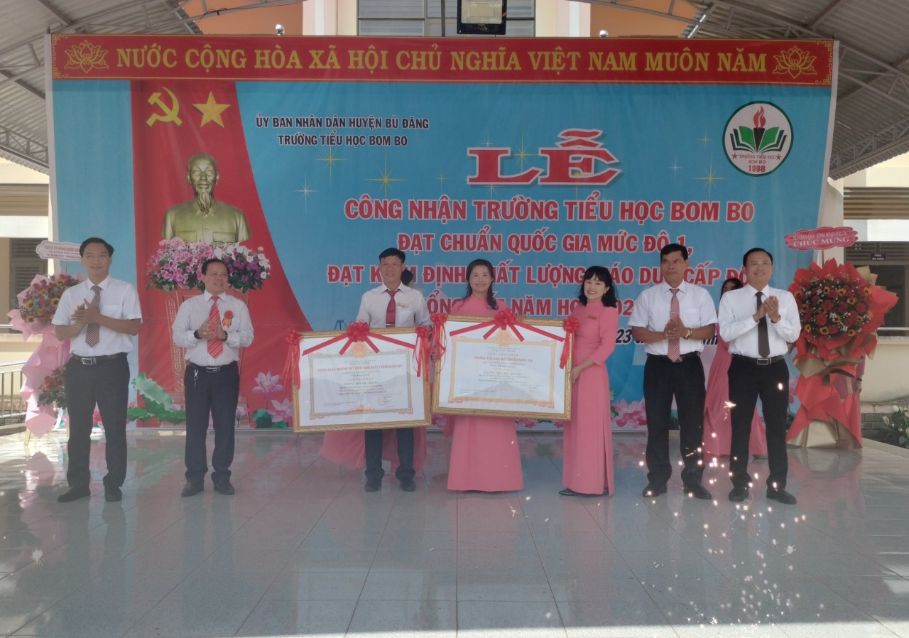 Phó Bí thư Thường trực, Chủ tịch HĐND huyện Nguyễn Tấn Hồng và lãnh đạo Sở giáo dục và đào tạo trao bằng công nhận trường đạt chuẩn