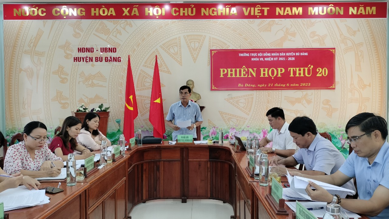 Phó Bí thư huyện ủy   Chủ tịch HĐND huyện Nguyễn Tấn Hồng phát biểu tại phiên họp