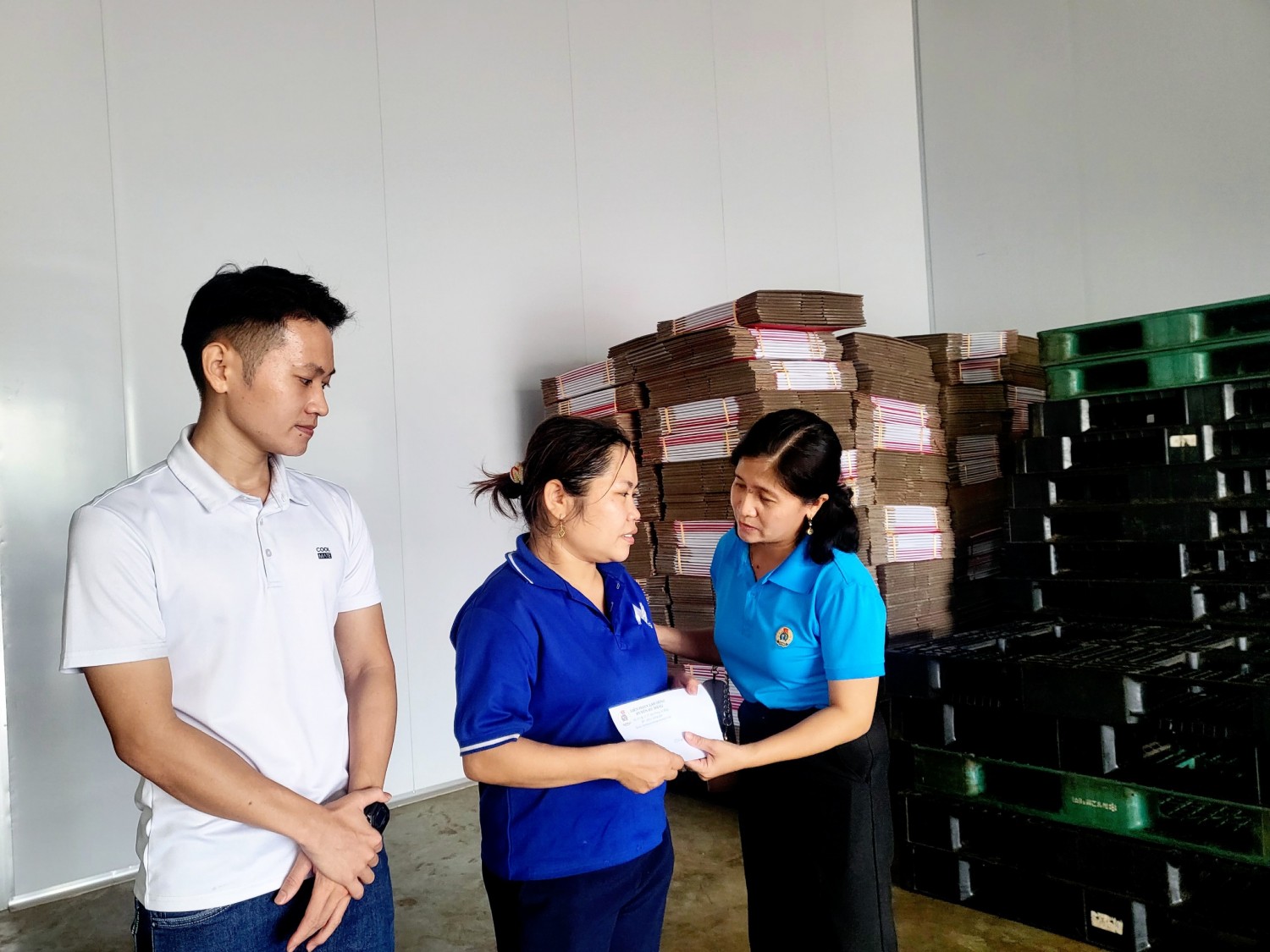 Liên đoàn lao động huyện Bù Đăng tặng quà gia đình chính sách và các đoàn viên, người lao động có hoàn cảnh khó khăn, bệnh hiểm nghèo trên địa bàn huyện.