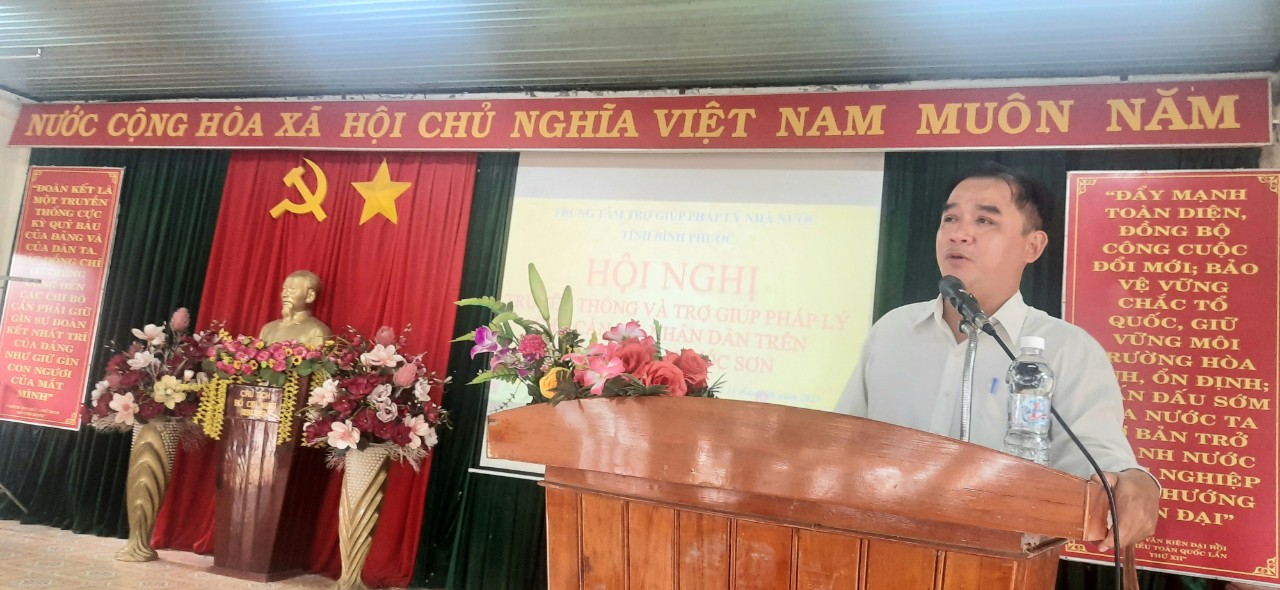 Ông Đặng Thái Hoàng - Phó Giám đốc Trung tâm trợ giúp pháp lý Nhà nước tỉnh Bình Phước triển khai nội dung tại Hội nghị