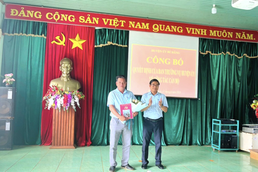 UVTV, Trưởng Ban Tổ chức Huyện uỷ Bùi Ngọc Hân trao quyết định cho đồng chí Trần Nhựt Quang - Nguyên Bí thư Đảng uỷ xã Đak Nhau