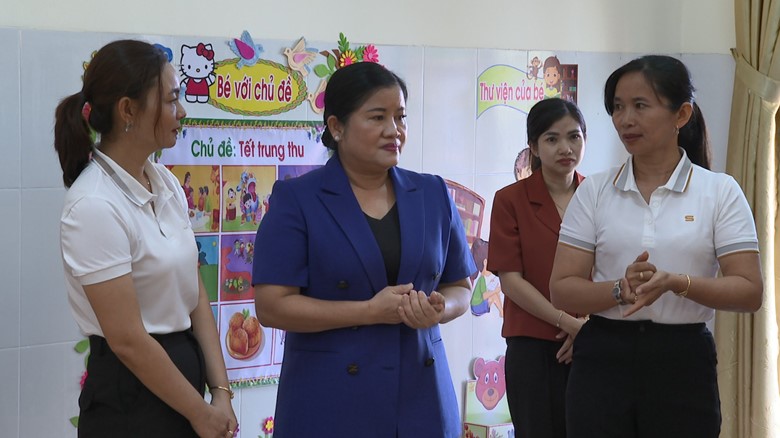 Phó bí thư Tỉnh uỷ, Chủ tịch UBND tỉnh Trần Tuệ Hiền nói chuyện với giáo viên Trường MG Sao Mai