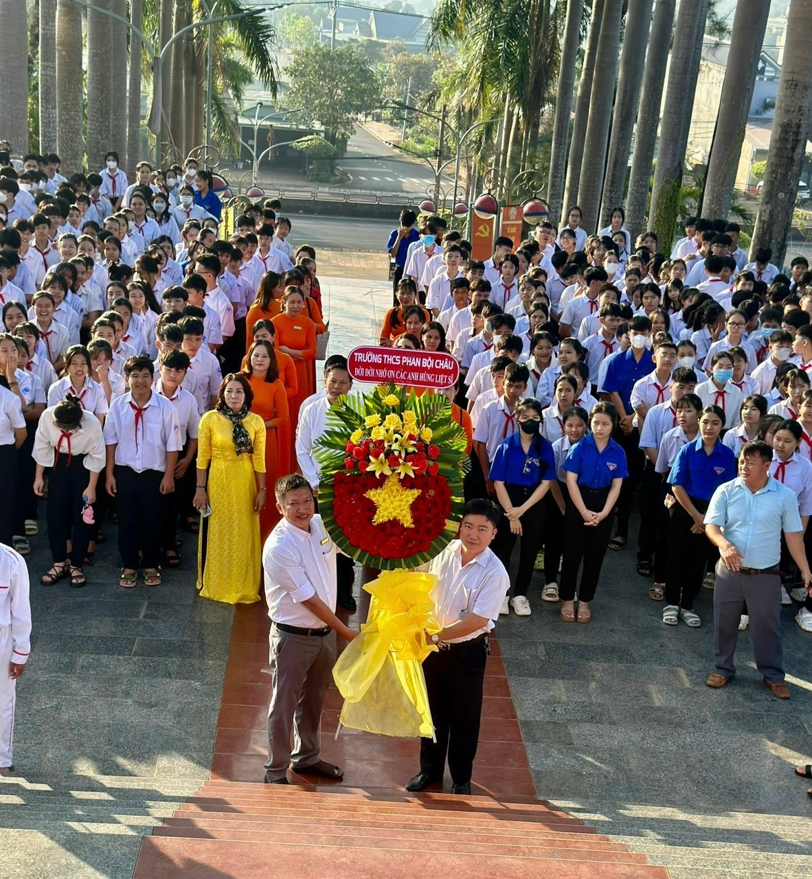Trường THCS Phan Bội Châu tổ chức lễ dâng hương tưởng nhớ các anh hùng liệt sỹ