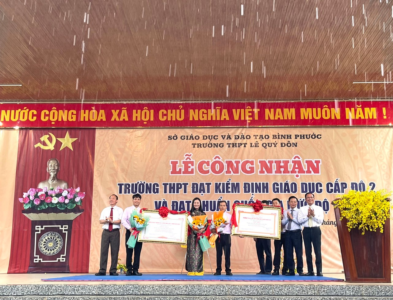 Trường THPT Lê Quý Đôn huyện Bù Đăng đón nhận trường đạt chuẩn quốc gia