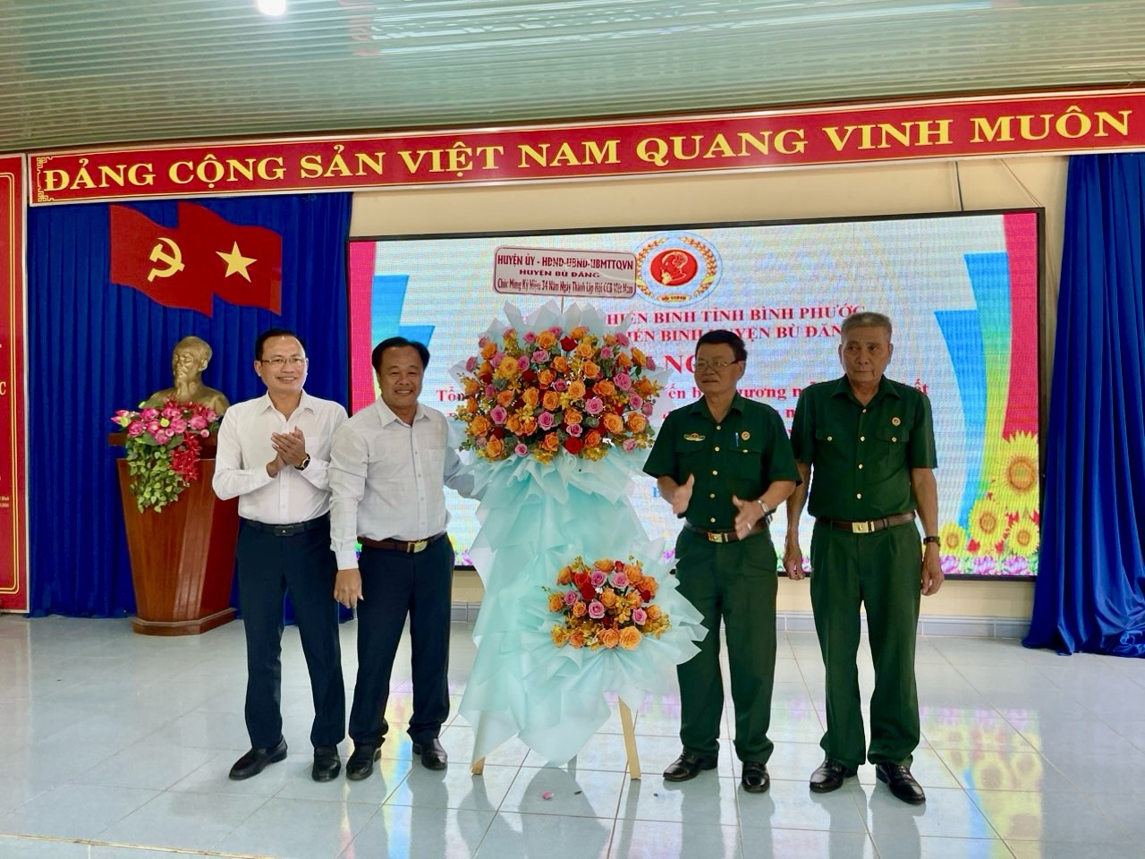Các đồng chí lãnh đạo huyện tặng hoa chúc mừng Hội CCB huyện nhân kỷ niệm 34 năm ngày thành lập CCB Việt Nam
