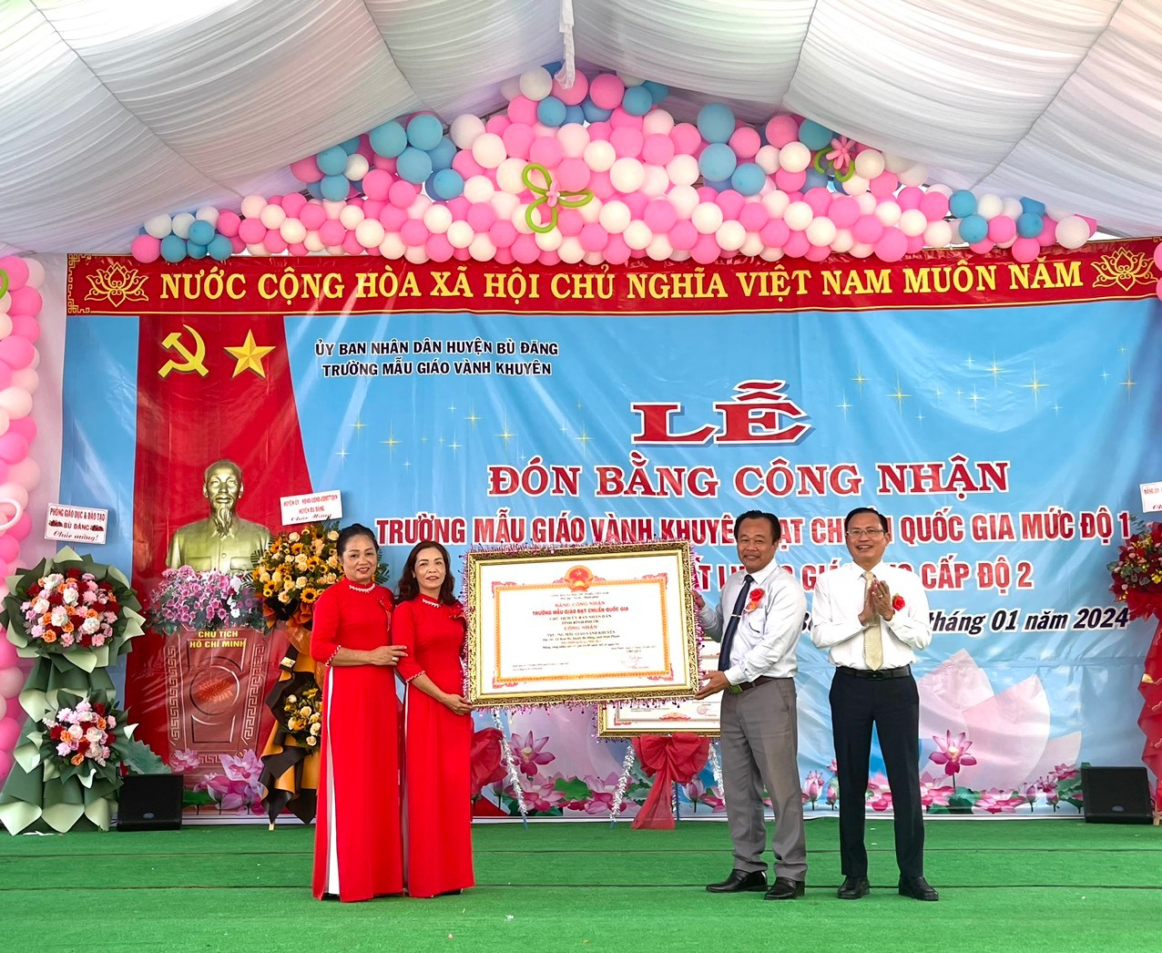 Trường Mẫu giáo Vành Khuyên xã Bom Bo đón nhận trường đạt chuẩn quốc gia mức độ 1 và công nhận đạt kiểm định chất lượng giáo dục Cấp độ 2