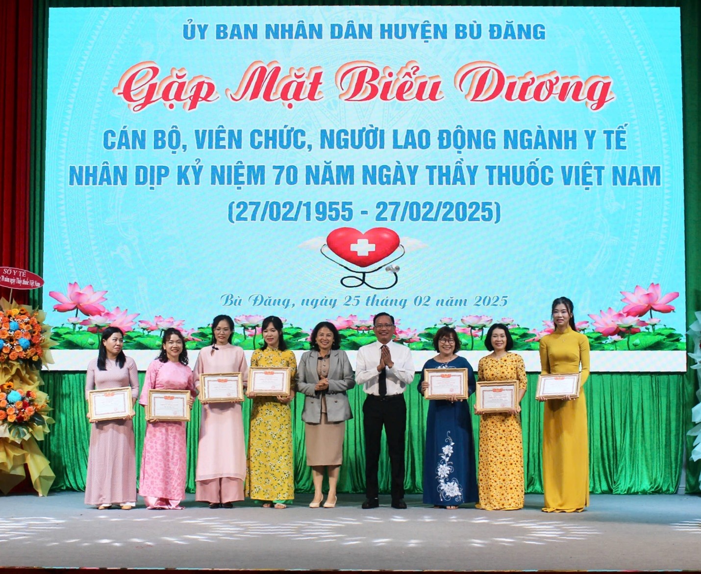 Bù Đăng gặp mặt, biểu dương,  cán bộ, nhân viên ngành y tế