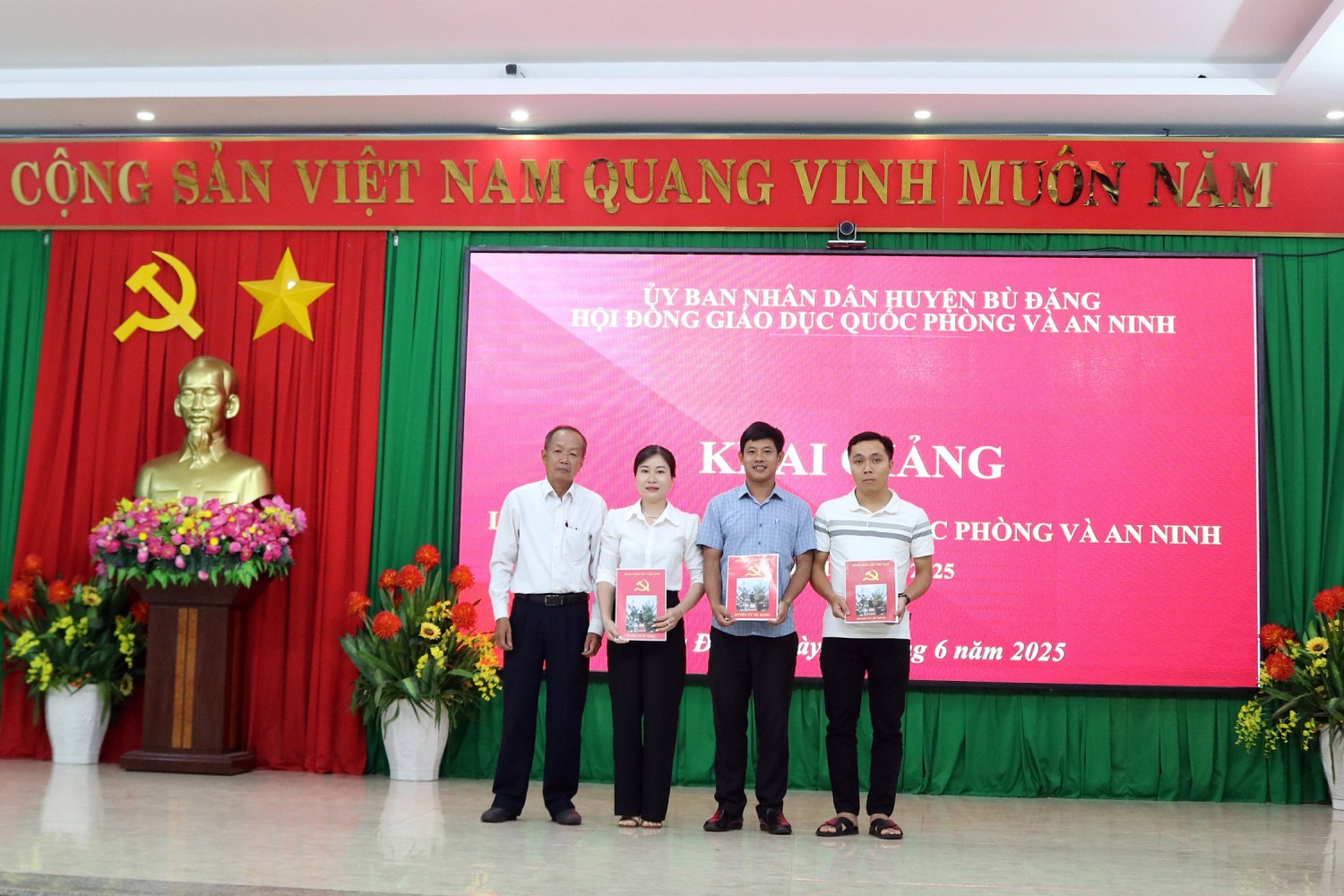 Bù Đăng: Khai giảng lớp bồi dưỡng kiến thức quốc phòng và an ninh đối tượng 4, khoá II năm 2025