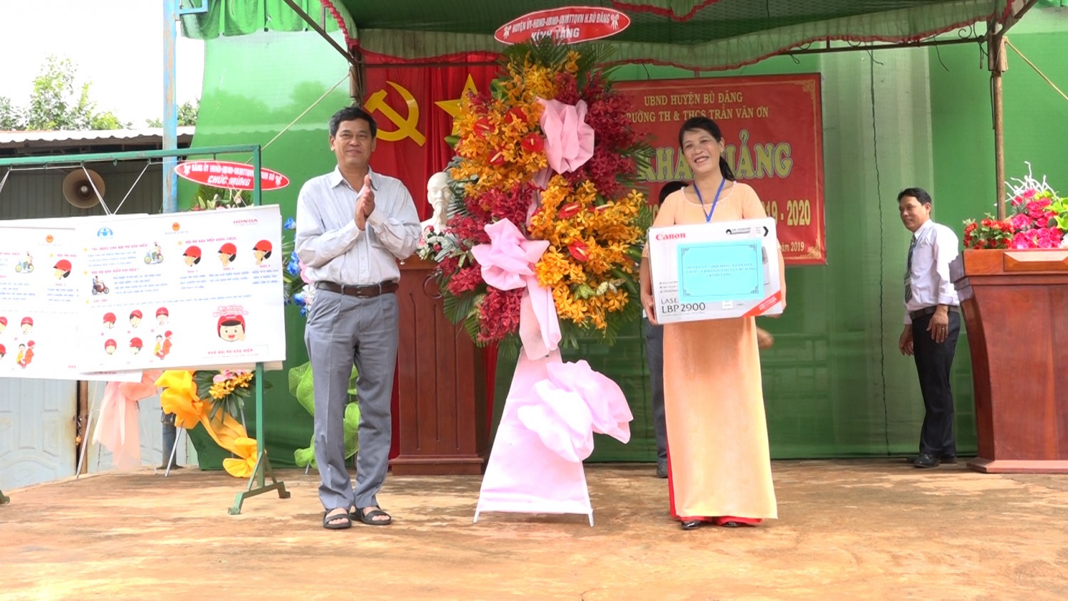 Bí thư huyện ủy Huỳnh Hữu Thiết tặng hoa và quà chúc mừng tại lễ khai giảng