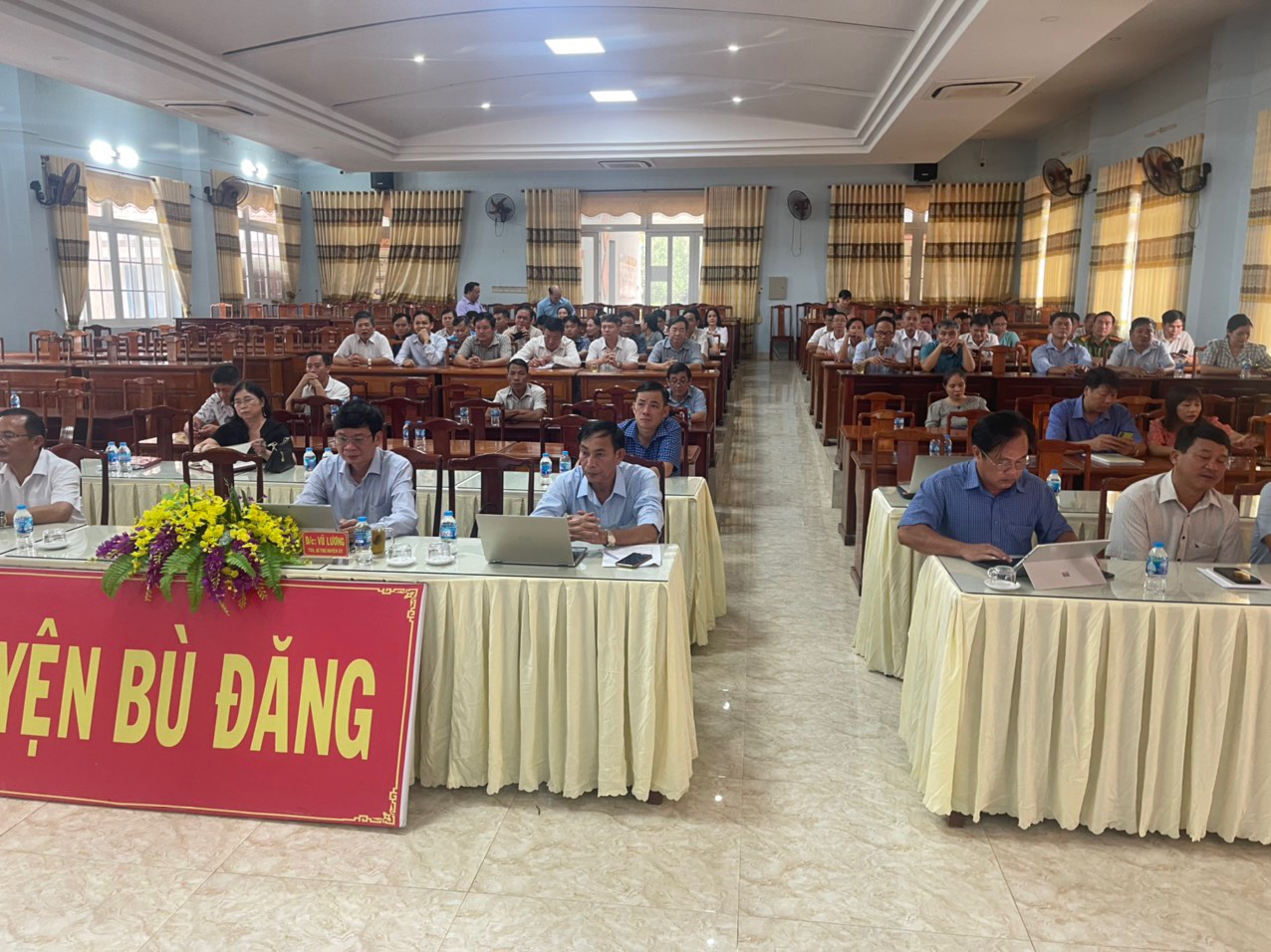 Đồng chí Vũ Lương - TUV, Bí thư Huyện uỷ Bù Đăng, chủ trì hội nghị taị điểm cầu Huyện uỷ