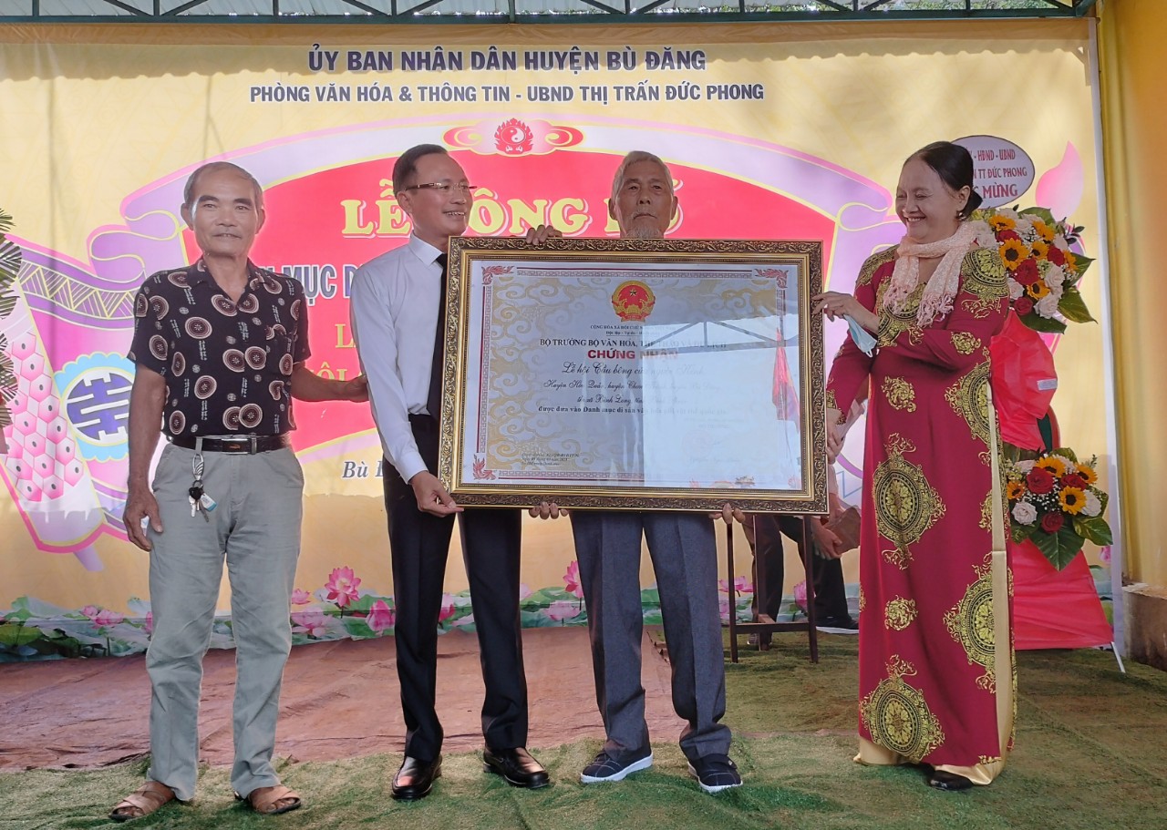 UVTV, Phó Chủ tịch UBND huyện Nguyễn Văn Lưu, trao bằng công nhân di tích