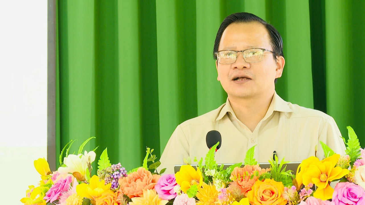 Báo cáo viên Trung ương Phan Duy Khiêm báo cáo tại hội nghị tuyên truyền