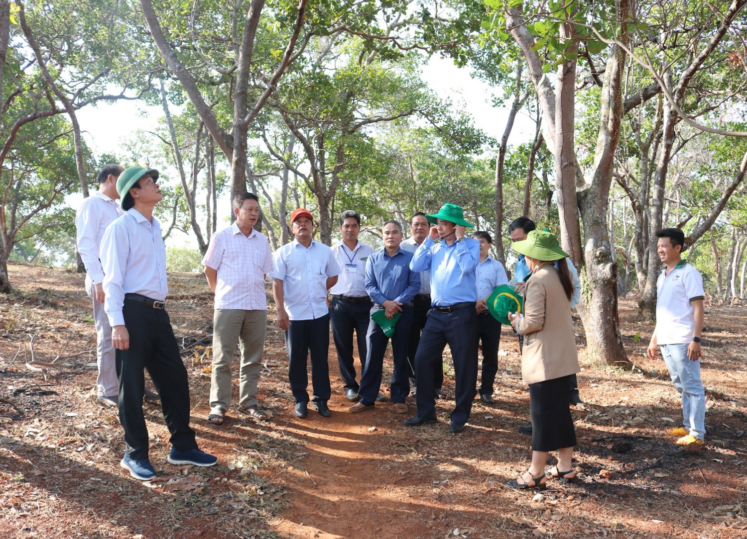 Đồng chí Vũ Lương - Tỉnh ủy viên - Bí thư huyện ủy thăm các Hợp tác xã và nắm tình hình nhân dân trên địa bàn xã Đồng Nai