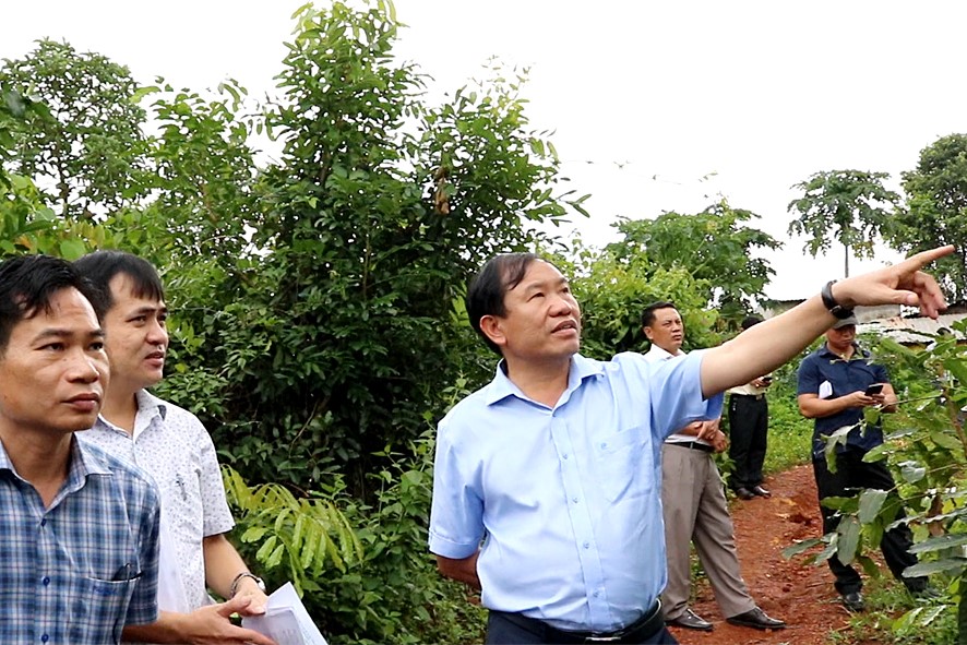 Chủ tịch UBND huyện Vũ Văn Mười thăm tình hình đời sống Nhân dân  và kiểm tra Dự án an sinh xã hội