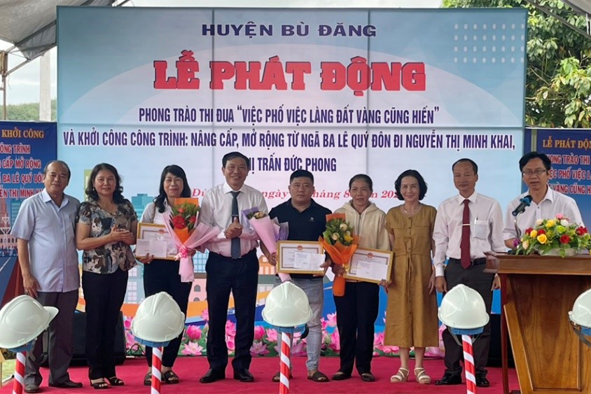 Bù Đăng: Phát động phong trào “Việc phố, việc làng, đất vàng cũng hiến” và khởi công công trình nâng cấp, mở rộng đường liên khu