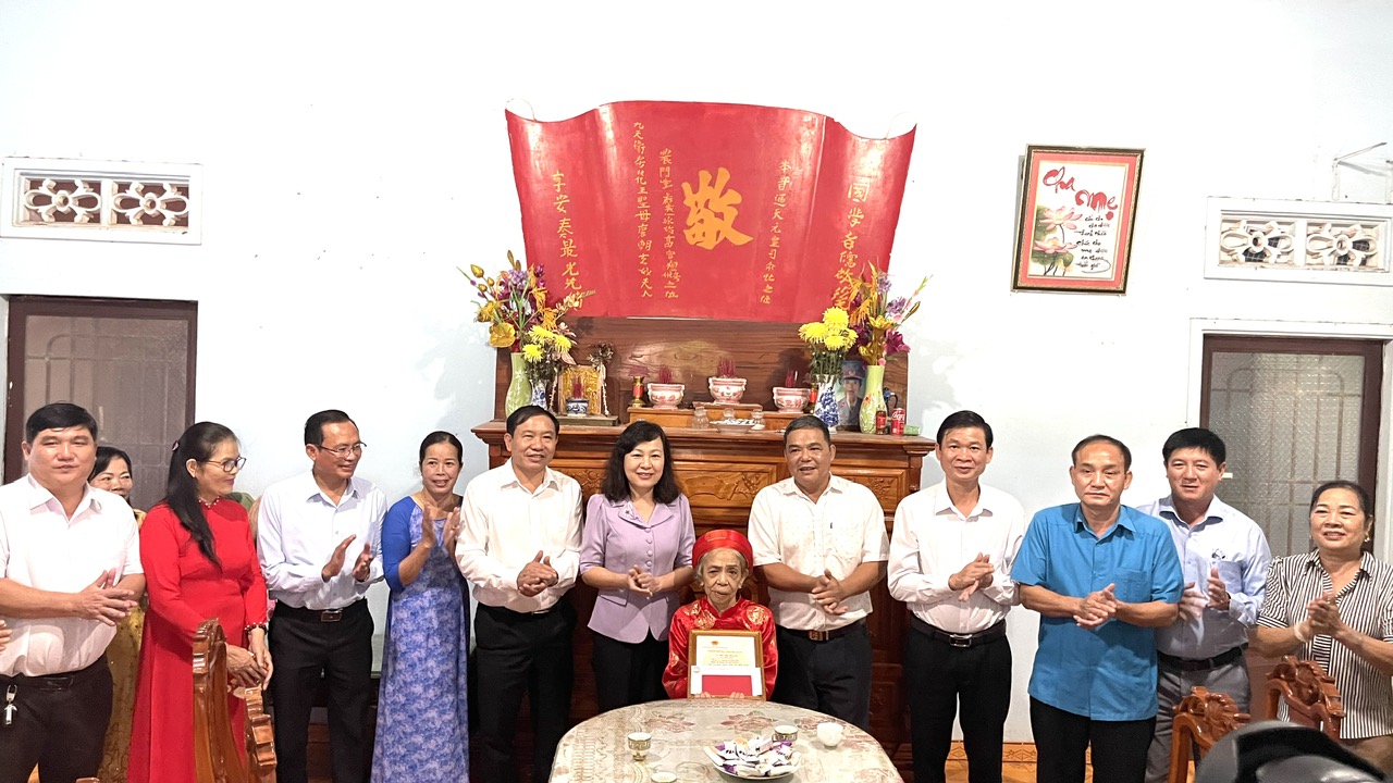 Lãnh đạo tỉnh, lãnh đạo huyện đi thăm, chúc thọ và tặng quà người cao tuổi nhân ngày 01/10