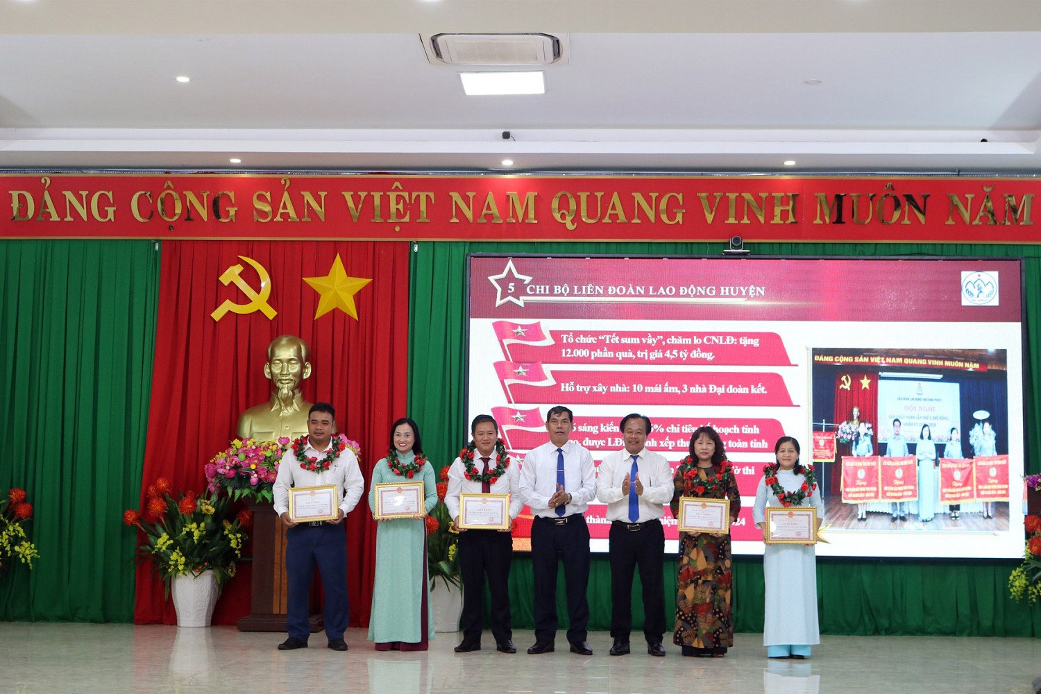 Bù Đăng: Tuyên dương 10 tập thể và 14 cá nhân điển hình trong học tập và làm theo Bác